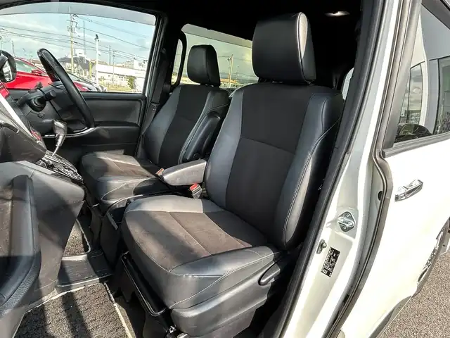 トヨタ ノア Si ダブルバイビーⅢ 長崎県 2021(令3)年 8万km ラグジュアリーホワイトパールクリスタルシャインガラスフレーク 純正10型ナビ/・バックカメラ/・フルセグテレビ/・CD/DVD/・Bluetooth/・AM/FM/純正フリップダウンモニター/TRDエアロ/両側パワースライドドア/ＬＥＤヘッドライト/ETC/前後ドライブレコーダー/トヨタセーフティーセンス/横滑り防止装置/レーンキープアシスト/純正フロアマット/スマートキー/プッシュスタート/スペアキー/新車保証書/取扱説明書