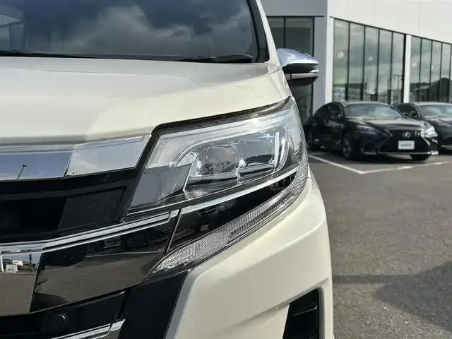 トヨタ ノア Si ダブルバイビーⅢ 長崎県 2021(令3)年 8万km ラグジュアリーホワイトパールクリスタルシャインガラスフレーク 純正10型ナビ/・バックカメラ/・フルセグテレビ/・CD/DVD/・Bluetooth/・AM/FM/純正フリップダウンモニター/TRDエアロ/両側パワースライドドア/ＬＥＤヘッドライト/ETC/前後ドライブレコーダー/トヨタセーフティーセンス/横滑り防止装置/レーンキープアシスト/純正フロアマット/スマートキー/プッシュスタート/スペアキー/新車保証書/取扱説明書