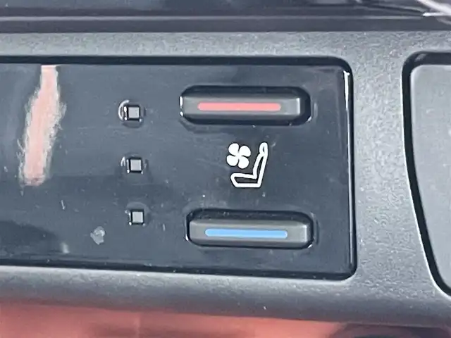 トヨタ ＲＡＶ４ アドベンチャー 東京都 2022(令4)年 2万km アティチュードブラックマイカ ワンオーナー/サンルーフ/純正ディスプレイオーディオ/バックモニター/デジタルインナーミラー/ブラインドスポットモニター/プリクラッシュセーフティ/シートヒーター/エアシート/ハンドルヒーター/純正ドアバイザー/純正フロアマット/レーダークルーズ/運転席のみパワーシート(シートメモリー)/ＥＴＣ/前後ドライブレコーダー/スマートキー