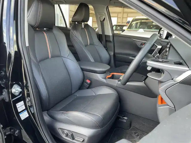 トヨタ ＲＡＶ４ アドベンチャー 東京都 2022(令4)年 2万km アティチュードブラックマイカ ワンオーナー/サンルーフ/純正ディスプレイオーディオ/バックモニター/デジタルインナーミラー/ブラインドスポットモニター/プリクラッシュセーフティ/シートヒーター/エアシート/ハンドルヒーター/純正ドアバイザー/純正フロアマット/レーダークルーズ/運転席のみパワーシート(シートメモリー)/ＥＴＣ/前後ドライブレコーダー/スマートキー