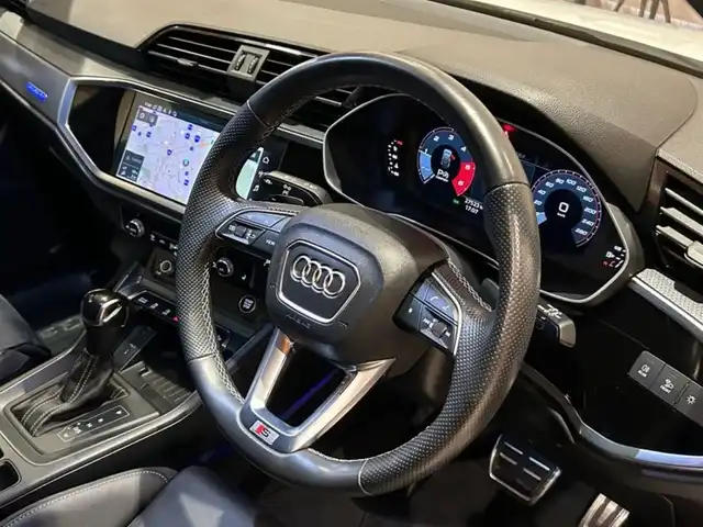 アウディ Ｑ３ 35TDIクワトロ Sライン 道央・札幌 2021(令3)年 2.8万km グレイシアホワイトメタリック ベーシックパッケージ/　・シートヒーター/　・電動フロントシート/　・ランバーサポート/　・アウディホールドアシスト/　・オートマチックテールゲート/アシスタンスパッケージ/　・ACC/　・エマージェンシーアシスト/　・サイドアシスト/　・リアクロストラフィックアシスト/プラスパッケージ/　・パーシャルレザー/　・マルチカラーアンビエントライティング/　・リヤシートUSB/テクノロジーパッケージ/　・スマートフォンインターフェース/　・ワイヤレスチャージング/TVチューナー/純正メモリナビ/USB/Bluetooth/360°カメラ/バーチャルコックピット/LEDヘッドライト
