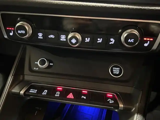 アウディ Ｑ３ 35TDIクワトロ Sライン 道央・札幌 2021(令3)年 2.8万km グレイシアホワイトメタリック ベーシックパッケージ/　・シートヒーター/　・電動フロントシート/　・ランバーサポート/　・アウディホールドアシスト/　・オートマチックテールゲート/アシスタンスパッケージ/　・ACC/　・エマージェンシーアシスト/　・サイドアシスト/　・リアクロストラフィックアシスト/プラスパッケージ/　・パーシャルレザー/　・マルチカラーアンビエントライティング/　・リヤシートUSB/テクノロジーパッケージ/　・スマートフォンインターフェース/　・ワイヤレスチャージング/TVチューナー/純正メモリナビ/USB/Bluetooth/360°カメラ/バーチャルコックピット/LEDヘッドライト