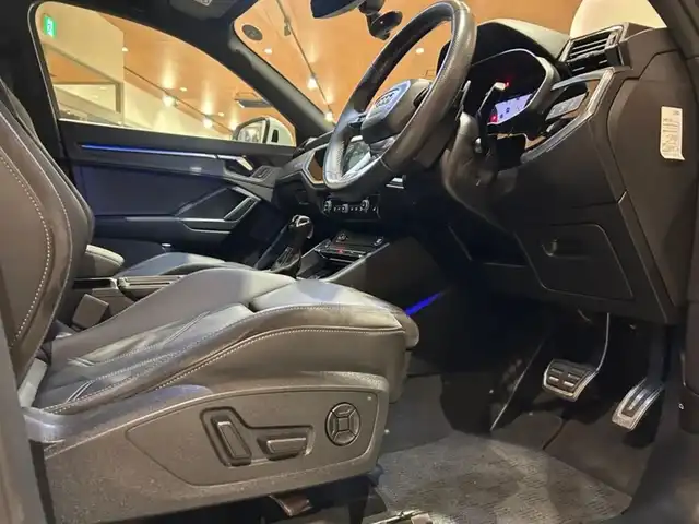 アウディ Ｑ３ 35TDIクワトロ Sライン 道央・札幌 2021(令3)年 2.8万km グレイシアホワイトメタリック ベーシックパッケージ/　・シートヒーター/　・電動フロントシート/　・ランバーサポート/　・アウディホールドアシスト/　・オートマチックテールゲート/アシスタンスパッケージ/　・ACC/　・エマージェンシーアシスト/　・サイドアシスト/　・リアクロストラフィックアシスト/プラスパッケージ/　・パーシャルレザー/　・マルチカラーアンビエントライティング/　・リヤシートUSB/テクノロジーパッケージ/　・スマートフォンインターフェース/　・ワイヤレスチャージング/TVチューナー/純正メモリナビ/USB/Bluetooth/360°カメラ/バーチャルコックピット/LEDヘッドライト