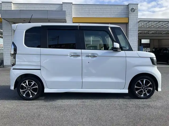 ホンダ Ｎ ＢＯＸ カスタム G L ホンダセンシング 滋賀県 2019(平31)年 6.3万km プラチナホワイトパール パナソニックメモリーナビ（CN-RE05D）/・Bluetooth・フルセグTV/バックモニター/ホンダセンシング/・安全運転支援システム/両側パワースライドドア/純正LEDヘッドライト/純正LEDフォグライト/オートライト/ビルトインETC/リアサンシェード/充電用USBポート/電動格納ウィンカーミラー/純正14AW/プッシュスタート/スマートキー/純正マット/バイザー/取説/保証証/スペアキー
