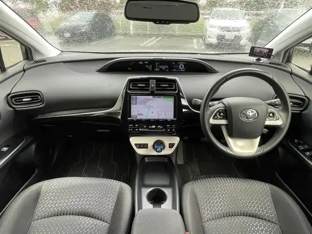 トヨタ プリウス Sセーフティプラス 静岡県 2017(平29)年 2.9万km スティールブロンドM 1オーナー　/トヨタセーフティセンス  /ACC /HUD /AHB /パークアシスト /クリアランスソナー /純正ナビ（DSZT-YC4T）　/地デジ　/Bカメラ/ステアリングスイッチ /革巻きステアリング　/ドライブモード　/前方ドラレコ（YCD-18FHR）  /GPSレーダー （YA-W17GA）/スマートキー /スペアキー /保証書
