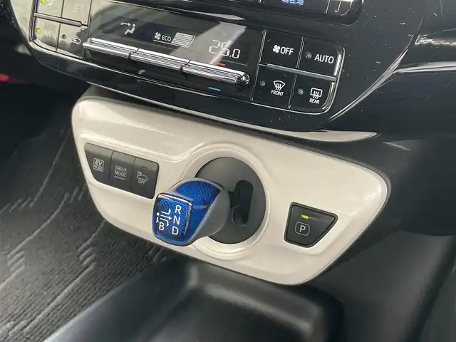 トヨタ プリウス Sセーフティプラス 静岡県 2017(平29)年 2.9万km スティールブロンドM 1オーナー　/トヨタセーフティセンス  /ACC /HUD /AHB /パークアシスト /クリアランスソナー /純正ナビ（DSZT-YC4T）　/地デジ　/Bカメラ/ステアリングスイッチ /革巻きステアリング　/ドライブモード　/前方ドラレコ（YCD-18FHR）  /GPSレーダー （YA-W17GA）/スマートキー /スペアキー /保証書