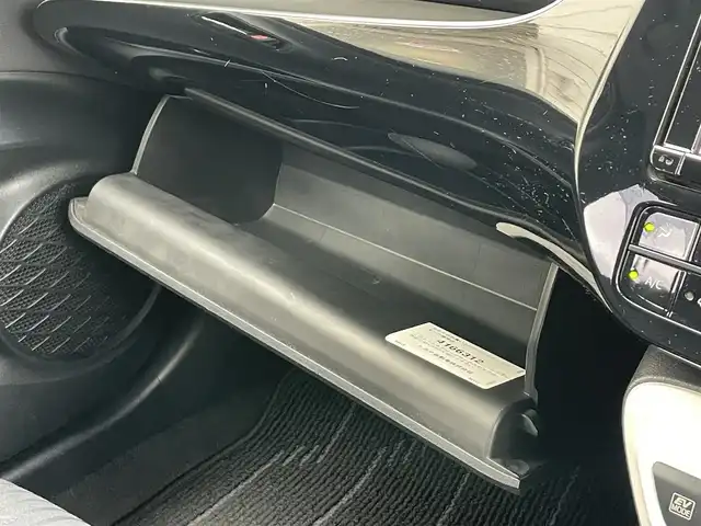 トヨタ プリウス Sセーフティプラス 静岡県 2017(平29)年 2.9万km スティールブロンドM 1オーナー　/トヨタセーフティセンス  /ACC /HUD /AHB /パークアシスト /クリアランスソナー /純正ナビ（DSZT-YC4T）　/地デジ　/Bカメラ/ステアリングスイッチ /革巻きステアリング　/ドライブモード　/前方ドラレコ（YCD-18FHR）  /GPSレーダー （YA-W17GA）/スマートキー /スペアキー /保証書