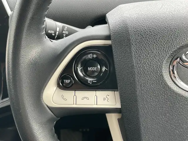 トヨタ プリウス Sセーフティプラス 静岡県 2017(平29)年 2.9万km スティールブロンドM 1オーナー　/トヨタセーフティセンス  /ACC /HUD /AHB /パークアシスト /クリアランスソナー /純正ナビ（DSZT-YC4T）　/地デジ　/Bカメラ/ステアリングスイッチ /革巻きステアリング　/ドライブモード　/前方ドラレコ（YCD-18FHR）  /GPSレーダー （YA-W17GA）/スマートキー /スペアキー /保証書