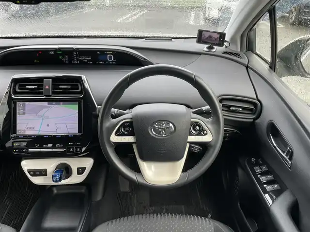 トヨタ プリウス Sセーフティプラス 静岡県 2017(平29)年 2.9万km スティールブロンドM 1オーナー　/トヨタセーフティセンス  /ACC /HUD /AHB /パークアシスト /クリアランスソナー /純正ナビ（DSZT-YC4T）　/地デジ　/Bカメラ/ステアリングスイッチ /革巻きステアリング　/ドライブモード　/前方ドラレコ（YCD-18FHR）  /GPSレーダー （YA-W17GA）/スマートキー /スペアキー /保証書
