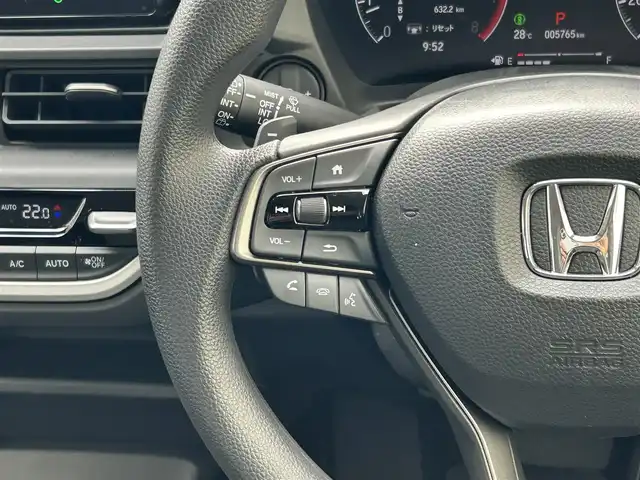 ホンダ ＷＲ－Ｖ X 滋賀県 2024(令6)年 0.6万km クリスタルブラックパール 純正フロントグリル/スタッドレスタイヤ積込（純正ホイールキャップ付）/8インチディスプレイオーディオ/バックカメラ/ETC/ドライブレコーダー/ホンダセンシング/・踏み間違い防止アシスト/・プリクラッシュブレーキアシスト/・ヒルスタート（坂道発進）アシスト/・TCS（トラクションコントロールシステム）/・VDC（ビークルダイナミクスコントロール）/・レーンキープアシスト/・車間自動制御システム/・ASCD（オートスピードコントロール装置）/・ABS（アンチロックブレーキシステム）/・コーナー・バックセンサー（ソナー）/・標識検知機能/・盗難防止アラーム/電動格納ミラー/オートライト/LEDヘッドライト/ヘッドライトレベライザー/オートエアコン/スマートキー/スペアキー/プッシュスタート/スマホホルダー/純正ゴムマット/ドアバイザー