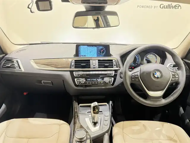 ＢＭＷ １１８ｄ ファッショニスタ 福岡県 2019(平31)年 1.9万km ミネラルホワイト オイスターレザー　/純正ナビ　/Ｂｌｕｅｔｏｏｔｈ　/Ｂカメラ　/ＡＣＣ　/アンビエントライト　/電動フロントシート　/コンフォートアクセス　/シートヒーター　/前後ドライブレコーダー　/ＥＴＣ　/純正１７インチＡＷ
