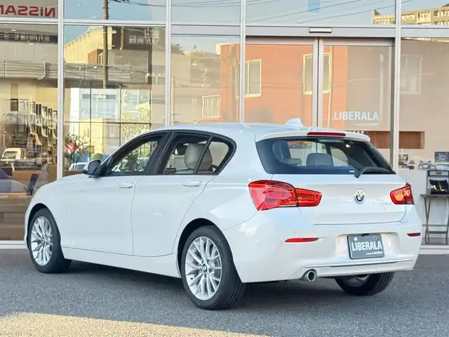 ＢＭＷ １１８ｄ ファッショニスタ 福岡県 2019(平31)年 1.9万km ミネラルホワイト オイスターレザー　/純正ナビ　/Ｂｌｕｅｔｏｏｔｈ　/Ｂカメラ　/ＡＣＣ　/アンビエントライト　/電動フロントシート　/コンフォートアクセス　/シートヒーター　/前後ドライブレコーダー　/ＥＴＣ　/純正１７インチＡＷ