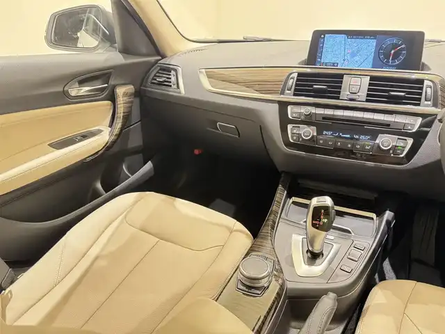 ＢＭＷ １１８ｄ ファッショニスタ 福岡県 2019(平31)年 1.9万km ミネラルホワイト オイスターレザー　/純正ナビ　/Ｂｌｕｅｔｏｏｔｈ　/Ｂカメラ　/ＡＣＣ　/アンビエントライト　/電動フロントシート　/コンフォートアクセス　/シートヒーター　/前後ドライブレコーダー　/ＥＴＣ　/純正１７インチＡＷ