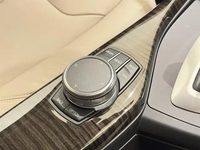 ＢＭＷ １１８ｄ ファッショニスタ 福岡県 2019(平31)年 1.9万km ミネラルホワイト オイスターレザー　/純正ナビ　/Ｂｌｕｅｔｏｏｔｈ　/Ｂカメラ　/ＡＣＣ　/アンビエントライト　/電動フロントシート　/コンフォートアクセス　/シートヒーター　/前後ドライブレコーダー　/ＥＴＣ　/純正１７インチＡＷ