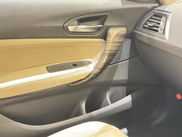 ＢＭＷ １１８ｄ ファッショニスタ 福岡県 2019(平31)年 1.9万km ミネラルホワイト オイスターレザー　/純正ナビ　/Ｂｌｕｅｔｏｏｔｈ　/Ｂカメラ　/ＡＣＣ　/アンビエントライト　/電動フロントシート　/コンフォートアクセス　/シートヒーター　/前後ドライブレコーダー　/ＥＴＣ　/純正１７インチＡＷ