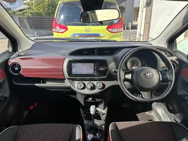 トヨタ ヴィッツ ジュエラ 愛知県 2017(平29)年 1.7万km ダークレッドマイカメタリック ワンオーナー/純正SDナビ(ワンセグ/BT/SD/CD/AM/FM)/ETC/ABS/横滑り防止装置/衝突被害軽減システム/レーンキープアシスト/盗難防止装置/オートマチックハイビーム/パワーステアリング/パワーウィンドウ/純正フロアマット/電動格納式ミラー/ドアバイザー/規格外アルミホイール/保証書/取扱説明書/スペアキー