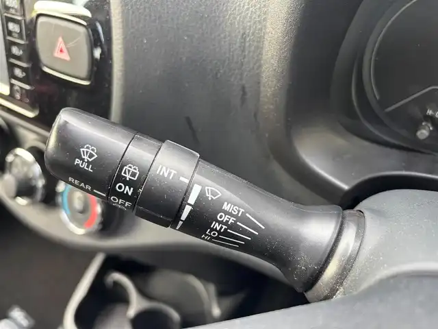 トヨタ ヴィッツ ジュエラ 愛知県 2017(平29)年 1.7万km ダークレッドマイカメタリック ワンオーナー/純正SDナビ(ワンセグ/BT/SD/CD/AM/FM)/ETC/ABS/横滑り防止装置/衝突被害軽減システム/レーンキープアシスト/盗難防止装置/オートマチックハイビーム/パワーステアリング/パワーウィンドウ/純正フロアマット/電動格納式ミラー/ドアバイザー/規格外アルミホイール/保証書/取扱説明書/スペアキー