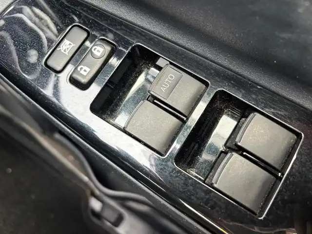 トヨタ ヴィッツ ジュエラ 愛知県 2017(平29)年 1.7万km ダークレッドマイカメタリック ワンオーナー/純正SDナビ(ワンセグ/BT/SD/CD/AM/FM)/ETC/ABS/横滑り防止装置/衝突被害軽減システム/レーンキープアシスト/盗難防止装置/オートマチックハイビーム/パワーステアリング/パワーウィンドウ/純正フロアマット/電動格納式ミラー/ドアバイザー/規格外アルミホイール/保証書/取扱説明書/スペアキー