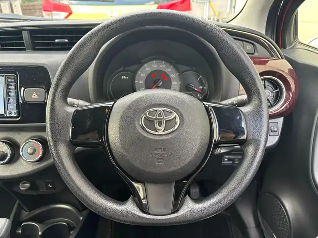 トヨタ ヴィッツ ジュエラ 愛知県 2017(平29)年 1.7万km ダークレッドマイカメタリック ワンオーナー/純正SDナビ(ワンセグ/BT/SD/CD/AM/FM)/ETC/ABS/横滑り防止装置/衝突被害軽減システム/レーンキープアシスト/盗難防止装置/オートマチックハイビーム/パワーステアリング/パワーウィンドウ/純正フロアマット/電動格納式ミラー/ドアバイザー/規格外アルミホイール/保証書/取扱説明書/スペアキー