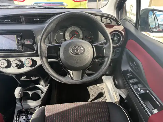 トヨタ ヴィッツ ジュエラ 愛知県 2017(平29)年 1.7万km ダークレッドマイカメタリック ワンオーナー/純正SDナビ(ワンセグ/BT/SD/CD/AM/FM)/ETC/ABS/横滑り防止装置/衝突被害軽減システム/レーンキープアシスト/盗難防止装置/オートマチックハイビーム/パワーステアリング/パワーウィンドウ/純正フロアマット/電動格納式ミラー/ドアバイザー/規格外アルミホイール/保証書/取扱説明書/スペアキー