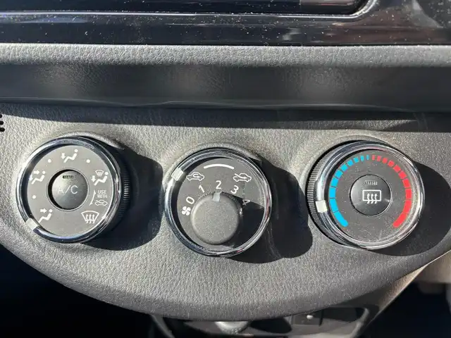 トヨタ ヴィッツ ジュエラ 愛知県 2017(平29)年 1.7万km ダークレッドマイカメタリック ワンオーナー/純正SDナビ(ワンセグ/BT/SD/CD/AM/FM)/ETC/ABS/横滑り防止装置/衝突被害軽減システム/レーンキープアシスト/盗難防止装置/オートマチックハイビーム/パワーステアリング/パワーウィンドウ/純正フロアマット/電動格納式ミラー/ドアバイザー/規格外アルミホイール/保証書/取扱説明書/スペアキー