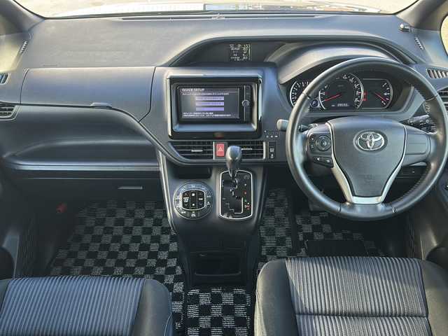 トヨタ ヴォクシー ZS 三重県 2014(平26)年 12.9万km ブラック 禁煙/純正ナビ/純正フリップダウンモニター/フルセグTV/バックカメラ/ETC/両側パワースライドドア/横滑り防止/アイドリングストップ/オートライト/革巻きステアリング/ステアリングスイッチ/オートリトラウィンカーミラー