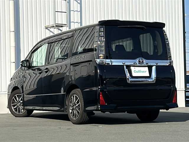 トヨタ ヴォクシー ZS 三重県 2014(平26)年 12.9万km ブラック 禁煙/純正ナビ/純正フリップダウンモニター/フルセグTV/バックカメラ/ETC/両側パワースライドドア/横滑り防止/アイドリングストップ/オートライト/革巻きステアリング/ステアリングスイッチ/オートリトラウィンカーミラー