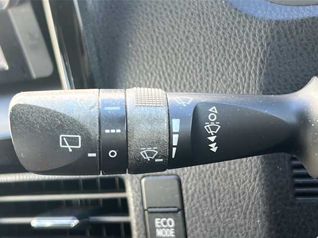 トヨタ ヴォクシー ZS 三重県 2014(平26)年 12.9万km ブラック 禁煙/純正ナビ/純正フリップダウンモニター/フルセグTV/バックカメラ/ETC/両側パワースライドドア/横滑り防止/アイドリングストップ/オートライト/革巻きステアリング/ステアリングスイッチ/オートリトラウィンカーミラー