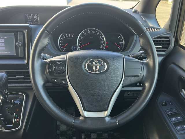 トヨタ ヴォクシー ZS 三重県 2014(平26)年 12.9万km ブラック 禁煙/純正ナビ/純正フリップダウンモニター/フルセグTV/バックカメラ/ETC/両側パワースライドドア/横滑り防止/アイドリングストップ/オートライト/革巻きステアリング/ステアリングスイッチ/オートリトラウィンカーミラー