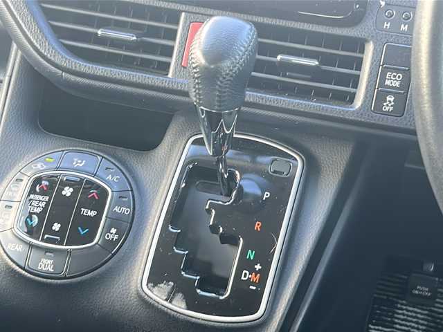 トヨタ ヴォクシー ZS 三重県 2014(平26)年 12.9万km ブラック 禁煙/純正ナビ/純正フリップダウンモニター/フルセグTV/バックカメラ/ETC/両側パワースライドドア/横滑り防止/アイドリングストップ/オートライト/革巻きステアリング/ステアリングスイッチ/オートリトラウィンカーミラー