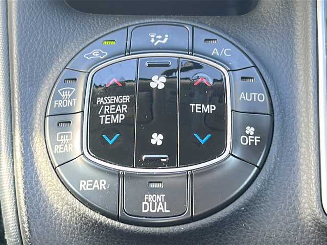 トヨタ ヴォクシー ZS 三重県 2014(平26)年 12.9万km ブラック 禁煙/純正ナビ/純正フリップダウンモニター/フルセグTV/バックカメラ/ETC/両側パワースライドドア/横滑り防止/アイドリングストップ/オートライト/革巻きステアリング/ステアリングスイッチ/オートリトラウィンカーミラー