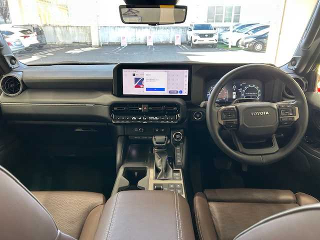 トヨタ ランドクルーザー ２５０ ZX ファーストエディション 宮城県 2024(令6)年 1.9万km ブラック ワンオーナー/4WD/サンルーフ/ルーフレール/純正ディーラーナビ/FM/AM/BT/USB/フルセグTV/全方位バックカメラ/レザーシート/1.2列目シートヒーター/1.2列目シートクーラー/1.3列目パワーシート/ステアリングスイッチ/ステアリングヒーター/パワーバックドア/ブラインドスポットモニター/デジタルインナーミラー/追従型クルーズコントロール/レーンキープアシスト/ダウンヒルアシストコントロール/センターデフロック/コーナーセンサー/MTS/MTモード搭載/横滑り防止装置/衝突被害軽減システム/盗難防止システム/純正アルミ夏タイヤ18インチ/純正フロアマット/LEDライト/オートマチックハイビーム/ETC2.0/ドライブレコーダー/プッシュスタート/保証書・記録簿・取扱説明書