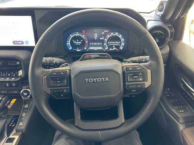 トヨタ ランドクルーザー ２５０ ZX ファーストエディション 宮城県 2024(令6)年 1.9万km ブラック ワンオーナー/4WD/サンルーフ/ルーフレール/純正ディーラーナビ/FM/AM/BT/USB/フルセグTV/全方位バックカメラ/レザーシート/1.2列目シートヒーター/1.2列目シートクーラー/1.3列目パワーシート/ステアリングスイッチ/ステアリングヒーター/パワーバックドア/ブラインドスポットモニター/デジタルインナーミラー/追従型クルーズコントロール/レーンキープアシスト/ダウンヒルアシストコントロール/センターデフロック/コーナーセンサー/MTS/MTモード搭載/横滑り防止装置/衝突被害軽減システム/盗難防止システム/純正アルミ夏タイヤ18インチ/純正フロアマット/LEDライト/オートマチックハイビーム/ETC2.0/ドライブレコーダー/プッシュスタート/保証書・記録簿・取扱説明書