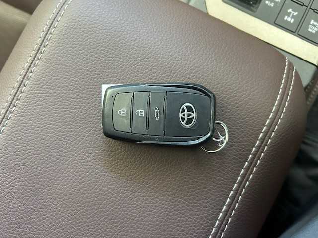 トヨタ ランドクルーザー ２５０ ZX ファーストエディション 宮城県 2024(令6)年 1.9万km ブラック ワンオーナー/4WD/サンルーフ/ルーフレール/純正ディーラーナビ/FM/AM/BT/USB/フルセグTV/全方位バックカメラ/レザーシート/1.2列目シートヒーター/1.2列目シートクーラー/1.3列目パワーシート/ステアリングスイッチ/ステアリングヒーター/パワーバックドア/ブラインドスポットモニター/デジタルインナーミラー/追従型クルーズコントロール/レーンキープアシスト/ダウンヒルアシストコントロール/センターデフロック/コーナーセンサー/MTS/MTモード搭載/横滑り防止装置/衝突被害軽減システム/盗難防止システム/純正アルミ夏タイヤ18インチ/純正フロアマット/LEDライト/オートマチックハイビーム/ETC2.0/ドライブレコーダー/プッシュスタート/保証書・記録簿・取扱説明書