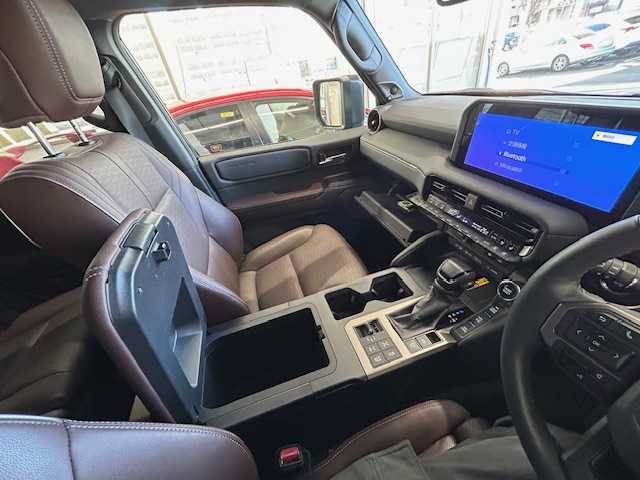 トヨタ ランドクルーザー ２５０ ZX ファーストエディション 宮城県 2024(令6)年 1.9万km ブラック ワンオーナー/4WD/サンルーフ/ルーフレール/純正ディーラーナビ/FM/AM/BT/USB/フルセグTV/全方位バックカメラ/レザーシート/1.2列目シートヒーター/1.2列目シートクーラー/1.3列目パワーシート/ステアリングスイッチ/ステアリングヒーター/パワーバックドア/ブラインドスポットモニター/デジタルインナーミラー/追従型クルーズコントロール/レーンキープアシスト/ダウンヒルアシストコントロール/センターデフロック/コーナーセンサー/MTS/MTモード搭載/横滑り防止装置/衝突被害軽減システム/盗難防止システム/純正アルミ夏タイヤ18インチ/純正フロアマット/LEDライト/オートマチックハイビーム/ETC2.0/ドライブレコーダー/プッシュスタート/保証書・記録簿・取扱説明書