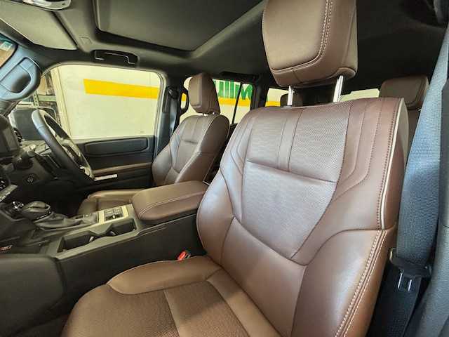 トヨタ ランドクルーザー ２５０ ZX ファーストエディション 宮城県 2024(令6)年 1.9万km ブラック ワンオーナー/4WD/サンルーフ/ルーフレール/純正ディーラーナビ/FM/AM/BT/USB/フルセグTV/全方位バックカメラ/レザーシート/1.2列目シートヒーター/1.2列目シートクーラー/1.3列目パワーシート/ステアリングスイッチ/ステアリングヒーター/パワーバックドア/ブラインドスポットモニター/デジタルインナーミラー/追従型クルーズコントロール/レーンキープアシスト/ダウンヒルアシストコントロール/センターデフロック/コーナーセンサー/MTS/MTモード搭載/横滑り防止装置/衝突被害軽減システム/盗難防止システム/純正アルミ夏タイヤ18インチ/純正フロアマット/LEDライト/オートマチックハイビーム/ETC2.0/ドライブレコーダー/プッシュスタート/保証書・記録簿・取扱説明書