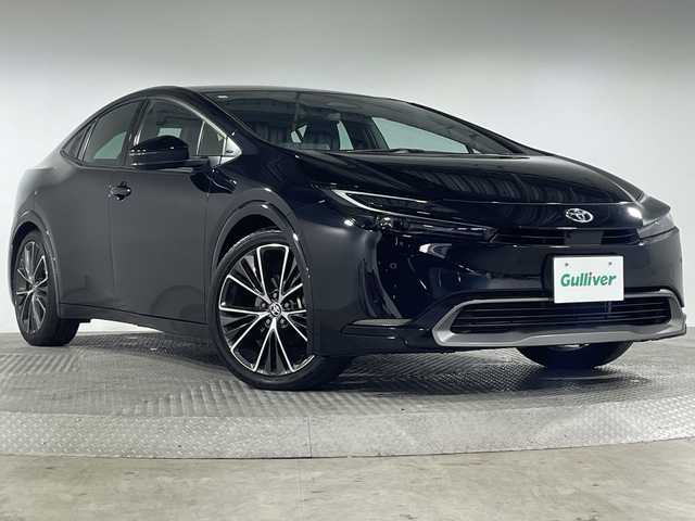トヨタ プリウス Z 神奈川県 2024(令6)年 2.2万km アティチュードブラックマイカ パノラマルーフ/純正12.3型ディスプレイオーディオ/Tコネクトナビ/パノラミックビューモニター/フルセグ　Bluetooth　USB　Miracast/パワーバックドア/デジタルインナーミラー/AC100V/ワイヤレス充電/ビルトインETC2.0/セーフティセンス/ブラインドスポットモニター/レーダークルーズコントロール/プリクラッシュセーフティ/レーンディパーチャーアラート/オートマチックハイビーム/ロードサインアシスト/ドライバー異常対応システム/プロアクティブドライビングアシスト/リアクロストラフィックアラート/ロードサインアシスト/レーンチェンジアシスト/パーキングサポートブレーキ/安心降車アシスト/周辺車両接近時サポート/発進遅れ告知/後退速度抑制/リヤシートマインダー/パーキングアシスト/革シート/運転席パワーシート/ポジションメモリー/前席シートヒーター/ベンチレーション/革巻きステアリング/ステアリングヒーター/プッシュスタート/スマートキー/LEDヘッドランプ/オートライト/純正19インチアルミホイール