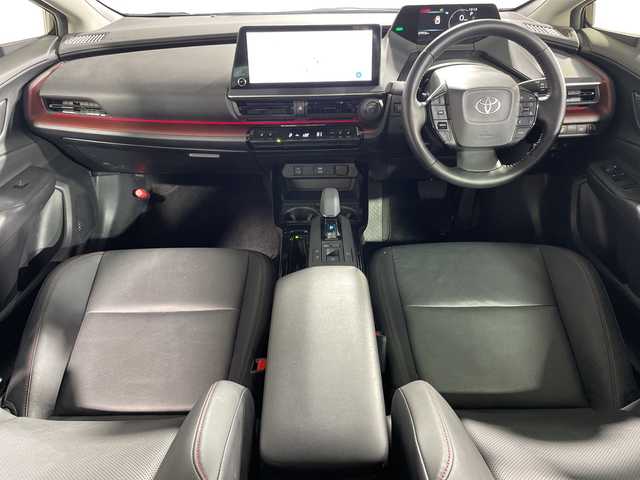 トヨタ プリウス Z 神奈川県 2024(令6)年 2.2万km アティチュードブラックマイカ パノラマルーフ/純正12.3型ディスプレイオーディオ/Tコネクトナビ/パノラミックビューモニター/フルセグ　Bluetooth　USB　Miracast/パワーバックドア/デジタルインナーミラー/AC100V/ワイヤレス充電/ビルトインETC2.0/セーフティセンス/ブラインドスポットモニター/レーダークルーズコントロール/プリクラッシュセーフティ/レーンディパーチャーアラート/オートマチックハイビーム/ロードサインアシスト/ドライバー異常対応システム/プロアクティブドライビングアシスト/リアクロストラフィックアラート/ロードサインアシスト/レーンチェンジアシスト/パーキングサポートブレーキ/安心降車アシスト/周辺車両接近時サポート/発進遅れ告知/後退速度抑制/リヤシートマインダー/パーキングアシスト/革シート/運転席パワーシート/ポジションメモリー/前席シートヒーター/ベンチレーション/革巻きステアリング/ステアリングヒーター/プッシュスタート/スマートキー/LEDヘッドランプ/オートライト/純正19インチアルミホイール