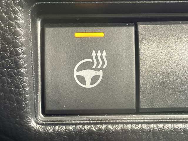 トヨタ プリウス Z 神奈川県 2024(令6)年 2.2万km アティチュードブラックマイカ パノラマルーフ/純正12.3型ディスプレイオーディオ/Tコネクトナビ/パノラミックビューモニター/フルセグ　Bluetooth　USB　Miracast/パワーバックドア/デジタルインナーミラー/AC100V/ワイヤレス充電/ビルトインETC2.0/セーフティセンス/ブラインドスポットモニター/レーダークルーズコントロール/プリクラッシュセーフティ/レーンディパーチャーアラート/オートマチックハイビーム/ロードサインアシスト/ドライバー異常対応システム/プロアクティブドライビングアシスト/リアクロストラフィックアラート/ロードサインアシスト/レーンチェンジアシスト/パーキングサポートブレーキ/安心降車アシスト/周辺車両接近時サポート/発進遅れ告知/後退速度抑制/リヤシートマインダー/パーキングアシスト/革シート/運転席パワーシート/ポジションメモリー/前席シートヒーター/ベンチレーション/革巻きステアリング/ステアリングヒーター/プッシュスタート/スマートキー/LEDヘッドランプ/オートライト/純正19インチアルミホイール