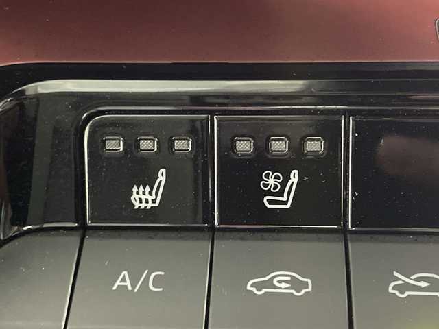 トヨタ プリウス Z 神奈川県 2024(令6)年 2.2万km アティチュードブラックマイカ パノラマルーフ/純正12.3型ディスプレイオーディオ/Tコネクトナビ/パノラミックビューモニター/フルセグ　Bluetooth　USB　Miracast/パワーバックドア/デジタルインナーミラー/AC100V/ワイヤレス充電/ビルトインETC2.0/セーフティセンス/ブラインドスポットモニター/レーダークルーズコントロール/プリクラッシュセーフティ/レーンディパーチャーアラート/オートマチックハイビーム/ロードサインアシスト/ドライバー異常対応システム/プロアクティブドライビングアシスト/リアクロストラフィックアラート/ロードサインアシスト/レーンチェンジアシスト/パーキングサポートブレーキ/安心降車アシスト/周辺車両接近時サポート/発進遅れ告知/後退速度抑制/リヤシートマインダー/パーキングアシスト/革シート/運転席パワーシート/ポジションメモリー/前席シートヒーター/ベンチレーション/革巻きステアリング/ステアリングヒーター/プッシュスタート/スマートキー/LEDヘッドランプ/オートライト/純正19インチアルミホイール