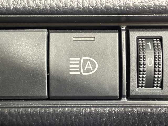 トヨタ プリウス Z 神奈川県 2024(令6)年 2.2万km アティチュードブラックマイカ パノラマルーフ/純正12.3型ディスプレイオーディオ/Tコネクトナビ/パノラミックビューモニター/フルセグ　Bluetooth　USB　Miracast/パワーバックドア/デジタルインナーミラー/AC100V/ワイヤレス充電/ビルトインETC2.0/セーフティセンス/ブラインドスポットモニター/レーダークルーズコントロール/プリクラッシュセーフティ/レーンディパーチャーアラート/オートマチックハイビーム/ロードサインアシスト/ドライバー異常対応システム/プロアクティブドライビングアシスト/リアクロストラフィックアラート/ロードサインアシスト/レーンチェンジアシスト/パーキングサポートブレーキ/安心降車アシスト/周辺車両接近時サポート/発進遅れ告知/後退速度抑制/リヤシートマインダー/パーキングアシスト/革シート/運転席パワーシート/ポジションメモリー/前席シートヒーター/ベンチレーション/革巻きステアリング/ステアリングヒーター/プッシュスタート/スマートキー/LEDヘッドランプ/オートライト/純正19インチアルミホイール