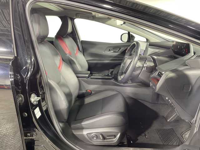 トヨタ プリウス Z 神奈川県 2024(令6)年 2.2万km アティチュードブラックマイカ パノラマルーフ/純正12.3型ディスプレイオーディオ/Tコネクトナビ/パノラミックビューモニター/フルセグ　Bluetooth　USB　Miracast/パワーバックドア/デジタルインナーミラー/AC100V/ワイヤレス充電/ビルトインETC2.0/セーフティセンス/ブラインドスポットモニター/レーダークルーズコントロール/プリクラッシュセーフティ/レーンディパーチャーアラート/オートマチックハイビーム/ロードサインアシスト/ドライバー異常対応システム/プロアクティブドライビングアシスト/リアクロストラフィックアラート/ロードサインアシスト/レーンチェンジアシスト/パーキングサポートブレーキ/安心降車アシスト/周辺車両接近時サポート/発進遅れ告知/後退速度抑制/リヤシートマインダー/パーキングアシスト/革シート/運転席パワーシート/ポジションメモリー/前席シートヒーター/ベンチレーション/革巻きステアリング/ステアリングヒーター/プッシュスタート/スマートキー/LEDヘッドランプ/オートライト/純正19インチアルミホイール