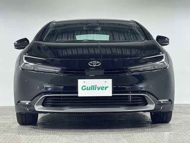 トヨタ プリウス Z 神奈川県 2024(令6)年 2.2万km アティチュードブラックマイカ パノラマルーフ/純正12.3型ディスプレイオーディオ/Tコネクトナビ/パノラミックビューモニター/フルセグ　Bluetooth　USB　Miracast/パワーバックドア/デジタルインナーミラー/AC100V/ワイヤレス充電/ビルトインETC2.0/セーフティセンス/ブラインドスポットモニター/レーダークルーズコントロール/プリクラッシュセーフティ/レーンディパーチャーアラート/オートマチックハイビーム/ロードサインアシスト/ドライバー異常対応システム/プロアクティブドライビングアシスト/リアクロストラフィックアラート/ロードサインアシスト/レーンチェンジアシスト/パーキングサポートブレーキ/安心降車アシスト/周辺車両接近時サポート/発進遅れ告知/後退速度抑制/リヤシートマインダー/パーキングアシスト/革シート/運転席パワーシート/ポジションメモリー/前席シートヒーター/ベンチレーション/革巻きステアリング/ステアリングヒーター/プッシュスタート/スマートキー/LEDヘッドランプ/オートライト/純正19インチアルミホイール