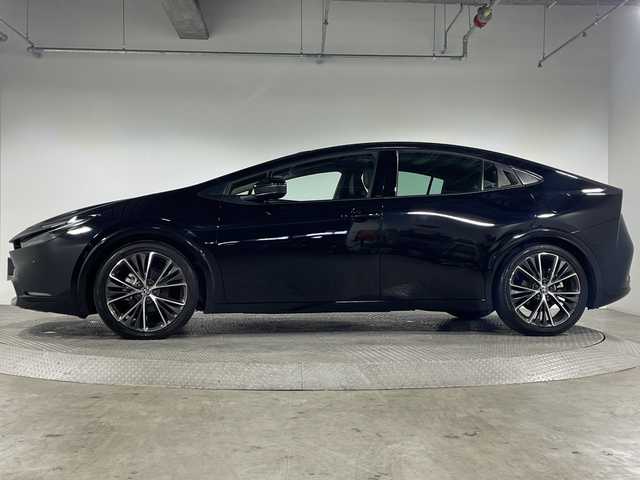 トヨタ プリウス Z 神奈川県 2024(令6)年 2.2万km アティチュードブラックマイカ パノラマルーフ/純正12.3型ディスプレイオーディオ/Tコネクトナビ/パノラミックビューモニター/フルセグ　Bluetooth　USB　Miracast/パワーバックドア/デジタルインナーミラー/AC100V/ワイヤレス充電/ビルトインETC2.0/セーフティセンス/ブラインドスポットモニター/レーダークルーズコントロール/プリクラッシュセーフティ/レーンディパーチャーアラート/オートマチックハイビーム/ロードサインアシスト/ドライバー異常対応システム/プロアクティブドライビングアシスト/リアクロストラフィックアラート/ロードサインアシスト/レーンチェンジアシスト/パーキングサポートブレーキ/安心降車アシスト/周辺車両接近時サポート/発進遅れ告知/後退速度抑制/リヤシートマインダー/パーキングアシスト/革シート/運転席パワーシート/ポジションメモリー/前席シートヒーター/ベンチレーション/革巻きステアリング/ステアリングヒーター/プッシュスタート/スマートキー/LEDヘッドランプ/オートライト/純正19インチアルミホイール