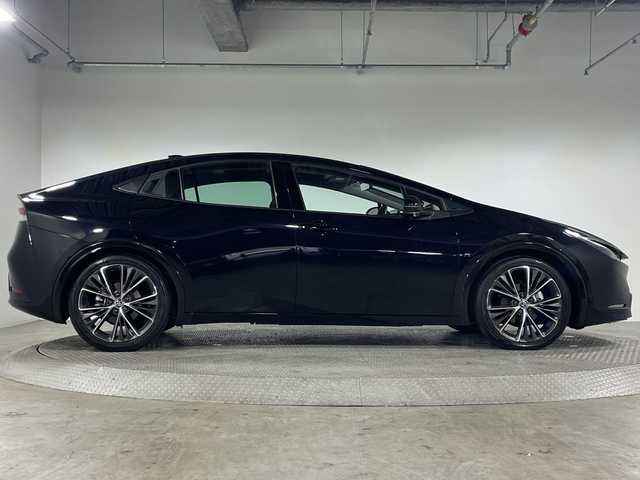 トヨタ プリウス Z 神奈川県 2024(令6)年 2.2万km アティチュードブラックマイカ パノラマルーフ/純正12.3型ディスプレイオーディオ/Tコネクトナビ/パノラミックビューモニター/フルセグ　Bluetooth　USB　Miracast/パワーバックドア/デジタルインナーミラー/AC100V/ワイヤレス充電/ビルトインETC2.0/セーフティセンス/ブラインドスポットモニター/レーダークルーズコントロール/プリクラッシュセーフティ/レーンディパーチャーアラート/オートマチックハイビーム/ロードサインアシスト/ドライバー異常対応システム/プロアクティブドライビングアシスト/リアクロストラフィックアラート/ロードサインアシスト/レーンチェンジアシスト/パーキングサポートブレーキ/安心降車アシスト/周辺車両接近時サポート/発進遅れ告知/後退速度抑制/リヤシートマインダー/パーキングアシスト/革シート/運転席パワーシート/ポジションメモリー/前席シートヒーター/ベンチレーション/革巻きステアリング/ステアリングヒーター/プッシュスタート/スマートキー/LEDヘッドランプ/オートライト/純正19インチアルミホイール