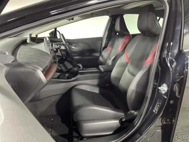 トヨタ プリウス Z 神奈川県 2024(令6)年 2.2万km アティチュードブラックマイカ パノラマルーフ/純正12.3型ディスプレイオーディオ/Tコネクトナビ/パノラミックビューモニター/フルセグ　Bluetooth　USB　Miracast/パワーバックドア/デジタルインナーミラー/AC100V/ワイヤレス充電/ビルトインETC2.0/セーフティセンス/ブラインドスポットモニター/レーダークルーズコントロール/プリクラッシュセーフティ/レーンディパーチャーアラート/オートマチックハイビーム/ロードサインアシスト/ドライバー異常対応システム/プロアクティブドライビングアシスト/リアクロストラフィックアラート/ロードサインアシスト/レーンチェンジアシスト/パーキングサポートブレーキ/安心降車アシスト/周辺車両接近時サポート/発進遅れ告知/後退速度抑制/リヤシートマインダー/パーキングアシスト/革シート/運転席パワーシート/ポジションメモリー/前席シートヒーター/ベンチレーション/革巻きステアリング/ステアリングヒーター/プッシュスタート/スマートキー/LEDヘッドランプ/オートライト/純正19インチアルミホイール