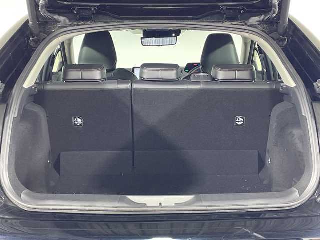 トヨタ プリウス Z 神奈川県 2024(令6)年 2.2万km アティチュードブラックマイカ パノラマルーフ/純正12.3型ディスプレイオーディオ/Tコネクトナビ/パノラミックビューモニター/フルセグ　Bluetooth　USB　Miracast/パワーバックドア/デジタルインナーミラー/AC100V/ワイヤレス充電/ビルトインETC2.0/セーフティセンス/ブラインドスポットモニター/レーダークルーズコントロール/プリクラッシュセーフティ/レーンディパーチャーアラート/オートマチックハイビーム/ロードサインアシスト/ドライバー異常対応システム/プロアクティブドライビングアシスト/リアクロストラフィックアラート/ロードサインアシスト/レーンチェンジアシスト/パーキングサポートブレーキ/安心降車アシスト/周辺車両接近時サポート/発進遅れ告知/後退速度抑制/リヤシートマインダー/パーキングアシスト/革シート/運転席パワーシート/ポジションメモリー/前席シートヒーター/ベンチレーション/革巻きステアリング/ステアリングヒーター/プッシュスタート/スマートキー/LEDヘッドランプ/オートライト/純正19インチアルミホイール