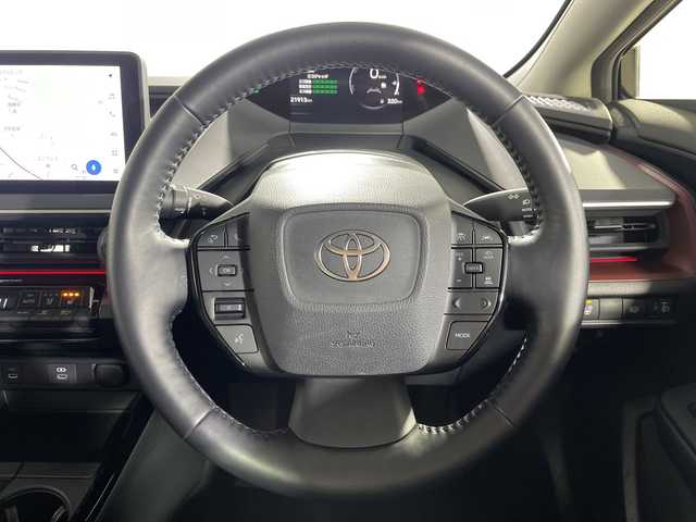 トヨタ プリウス Z 神奈川県 2024(令6)年 2.2万km アティチュードブラックマイカ パノラマルーフ/純正12.3型ディスプレイオーディオ/Tコネクトナビ/パノラミックビューモニター/フルセグ　Bluetooth　USB　Miracast/パワーバックドア/デジタルインナーミラー/AC100V/ワイヤレス充電/ビルトインETC2.0/セーフティセンス/ブラインドスポットモニター/レーダークルーズコントロール/プリクラッシュセーフティ/レーンディパーチャーアラート/オートマチックハイビーム/ロードサインアシスト/ドライバー異常対応システム/プロアクティブドライビングアシスト/リアクロストラフィックアラート/ロードサインアシスト/レーンチェンジアシスト/パーキングサポートブレーキ/安心降車アシスト/周辺車両接近時サポート/発進遅れ告知/後退速度抑制/リヤシートマインダー/パーキングアシスト/革シート/運転席パワーシート/ポジションメモリー/前席シートヒーター/ベンチレーション/革巻きステアリング/ステアリングヒーター/プッシュスタート/スマートキー/LEDヘッドランプ/オートライト/純正19インチアルミホイール