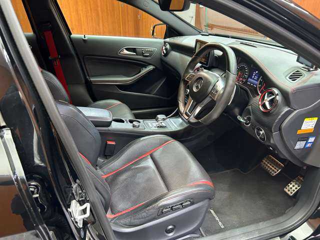 メルセデス・ベンツ Ａ４５ 4マチック エディション1 千葉県 2013(平25)年 6.8万km コスモスブラック 限定車　/ＡＣＣ　/黒革　/ナビ　/ＴＶ　/Ｂｌｕｅｔｏｏｔｈ接続　/Ｂカメラ　/マットブラック１９インチＡＷ　/レッドキャリパー　/シートヒーター　/ＡＭＧスピードシフトＤＣＴ　/衝突軽減Ｂ　/ＢＳＭ　/ＥＴＣ