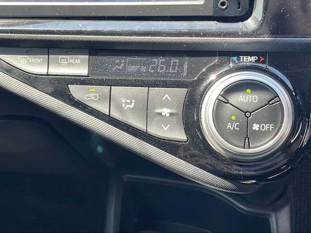 トヨタ アクア X－URBAN 山口県 2015(平27)年 5.7万km ライムホワイトパールクリスタルシャイン プッシュスタート&スマートキー/純正SDナビ/ETC/バックカメラ/ステアリングスイッチ/純正アルミホイル/ヘッドライトべライザー/前後ドライブレコーダー/ECO MODE/純正フロアマット/EV MODE/オートライト/取扱説明書/オートライト/社外マフラー/保証書/フォグランプ/ルーフレール/スペアキー1個